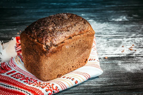 Taze Pişmiş Ekmek Peçete Üzerinde Rustik Tarzı — Stok fotoğraf