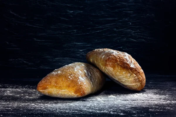 Zwei Laibe Ciabatta Brot Auf Holzboden — Stockfoto