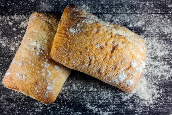 Pane Ciabatta Appena Sfornato Fondo Legno Scuro Vista Dall Alto — Foto Stock