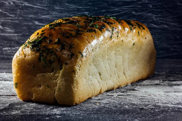 Sarımsaklı Ekmek Koyu Ahşap Arka Plan Üzerinde Otlar Ile Fırından — Stok fotoğraf