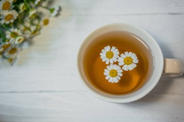 beyaz fincan yatıştırıcı papatya çayı. Üstten görünüm