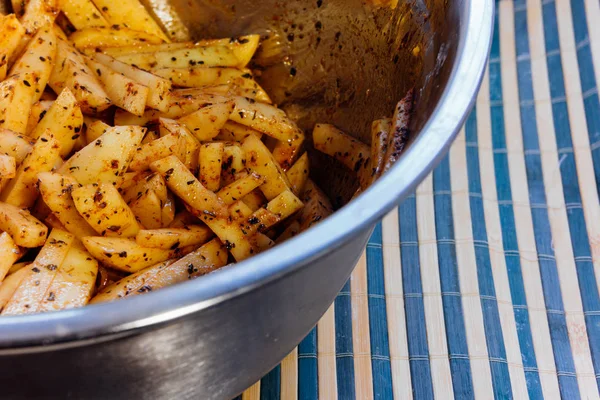 Çiğ patates otlar Marine