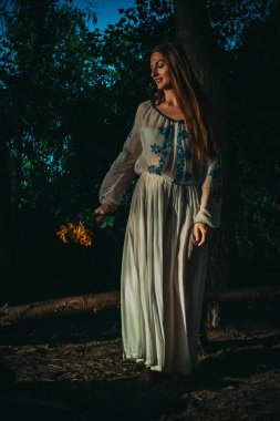 Gece ormanda etnik kıyafetler dans kadın