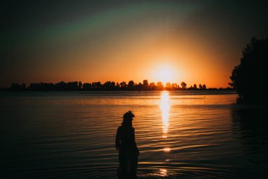 Sunrise zemin karşı siluet kızı