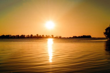 Nehrin üzerinde gün doğumu