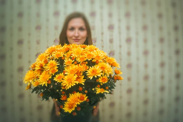 Buket Çiçek Tutan Odaklanmamış Kız Stok Fotoğraf