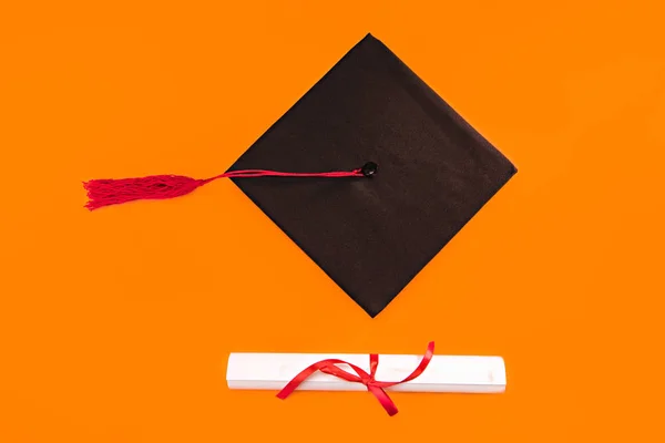 黄色の卒業鏝板と卒業証書のトップ ビュー ロイヤリティフリーのストック画像