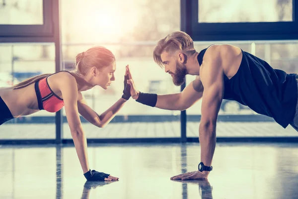 Visão Lateral Jovem Desportista Mulher Fazendo Exercício Prancha Dando Alta — Fotografia de Stock