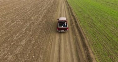 Kamyonete binen adam.