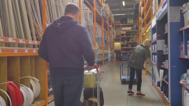 Compras en una ferretería — Vídeos de Stock