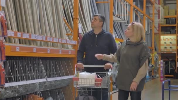Winkelen in een ijzerwinkel — Stockvideo