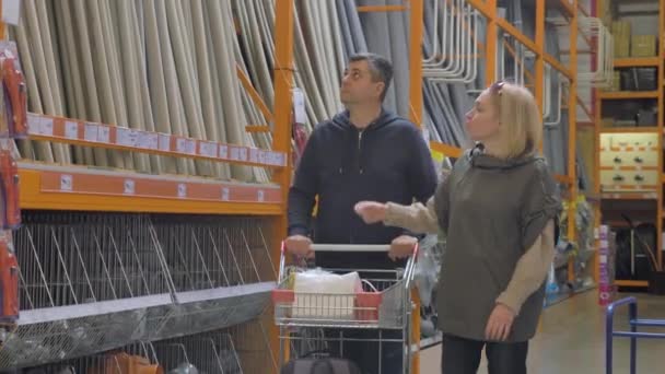 Shopping i en järnaffär — Stockvideo