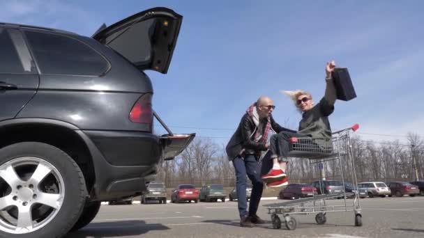 Gehuwd stel laadt aankopen in een auto — Stockvideo