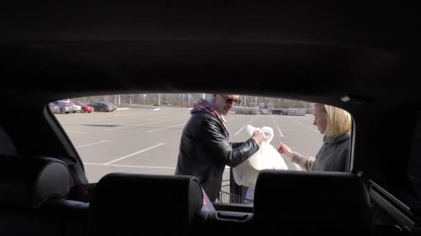 Супружеская пара погрузки покупки в автомобиле — стоковое видео