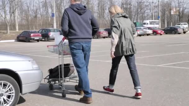 Pareja casada cargando compras en un coche — Vídeo de stock