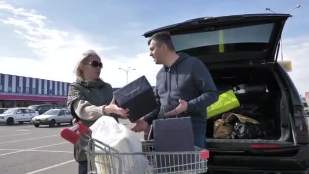 Manželé pár nakládání nákupy v autě — Stock video