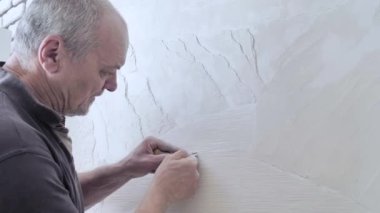 Duvarda dekoratif paneller oluşturuluyor