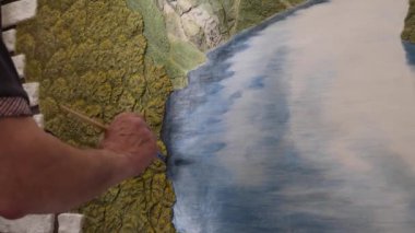 Duvarda dekoratif paneller oluşturuluyor