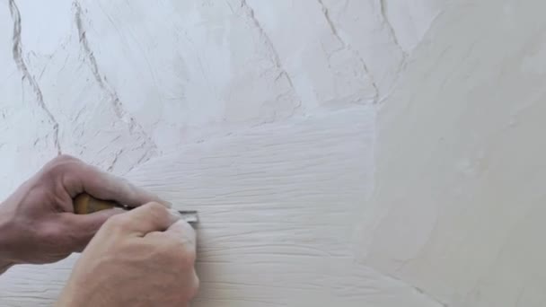 Создание декоративных панелей на стене — стоковое видео
