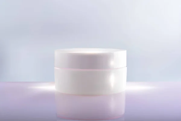 Bank Creme-Paket auf rosa blauem Hintergrund. 3D-Vektor Kosmetik Make-up Creme. kosmetische Creme Behälter. Glas Creme für das Gesicht für Ihr Design. — Stockvektor