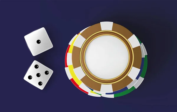 Dados de fundo do casino e fichas. Vista superior de dados e chips no fundo azul. Conceito de mesa de casino online com lugar para texto no chip — Fotografia de Stock