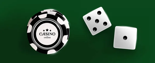 Vista superior de fichas e cubos de dados preto e branco do Casino no fundo da mesa verde. Jogo de chip de casino online no conceito de vetor 3d jogo greentable . — Vetor de Stock