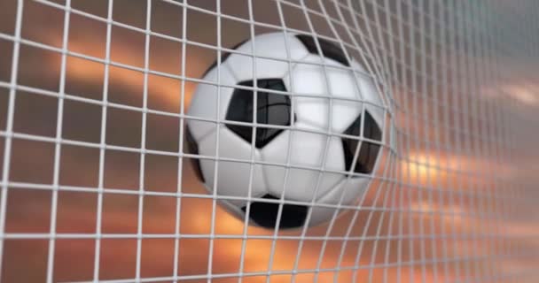 Der Ball fliegt in Zeitlupe ins Tornetz. Fußball 3D Animation des Tores Moment auf schönen Himmel Hintergrund. 4k.