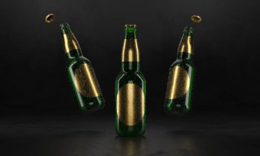 Rustik bir siyah masada duran üç bira şişesi. Bira taklit et. Islak bira şişeleri altın etiketleri ve su damla mockup. Alkol reklam resim Banner. 3B işleme.