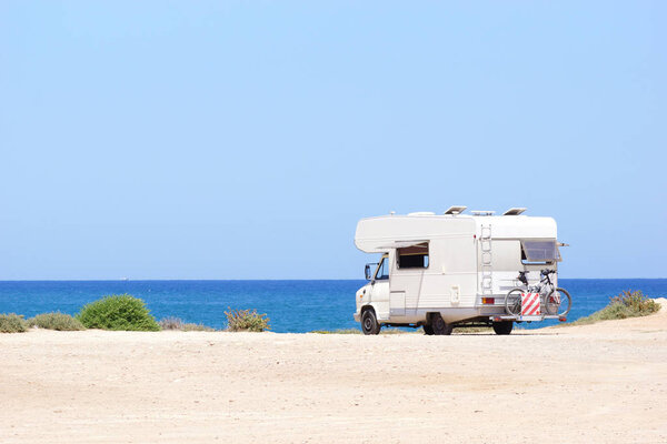 Дом на колесах / фургон-кемпер на обочине, путешествие в отпуск
