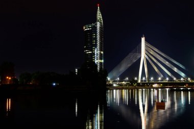 Riga Vants köprü ve Riga gece tekne iskeleden görüntülemek.