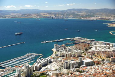 Cebelitarık limanı, liman, Algeciras Körfezi'ndeki gemiler.