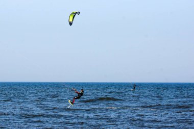Baltık Denizi 'nde su folyosu sörf tahtasına binmek
