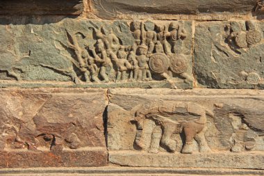 Taş Tapınak Hampi duvarlara bas-reliefs. Oyma taş antik arka plan. Taştan oyulmuş resimler. UNESCO dünya mirası. Karnataka, Hindistan. Kraliyet muhafaza.