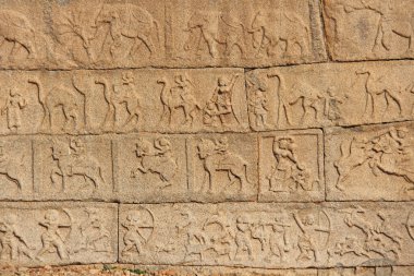 Taş Tapınak Hampi duvarlara bas-reliefs. Oyma taş antik arka plan. Taştan oyulmuş resimler. UNESCO dünya mirası. Karnataka, Hindistan. Bej renkli arka plan. Kraliyet muhafaza.