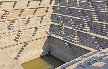 Kraliyet muhafaza içinde Hampi. Genç bir kel adam Hampi havuzunda adımlar üzerinde oturuyor. Bir yalnız adam olduğunu düşünür, hayatın anlamı hakkında düşünüyor. Vijayanagar, İstanbul, unesco.