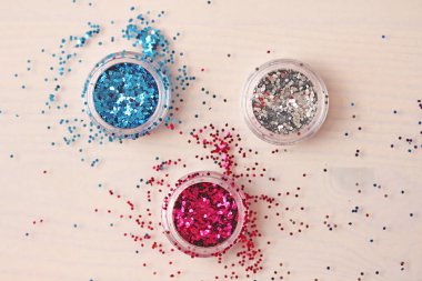 Çok renkli pullu bir kutu çivi tasarımı için. Kavanozlarda parıltı. Folyo tırnak hizmet için. Fotoğraf kümesi. Köpüklü güzellik ışıltı, glitter.