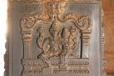 Dekoratif siyah bazalt taş oyma. Taş bas-reliefs Tapınağı Hazara Rama sütun üzerine rakamlar. Hampi, Karnataka, Hindistan. Hint tanrısı Vişnu.