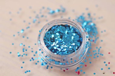 Mavi pullu bir kutu çivi tasarımı için. Kavanozlarda parıltı. Folyo tırnak hizmet için. Fotoğraf kümesi. Köpüklü güzellik ışıltı, glitter.