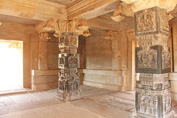 Διακοσμητικές Κολώνες Από Μαύρο Βασάλτη Στην Mandappa Την Αίθουσα Hampi — Φωτογραφία Αρχείου
