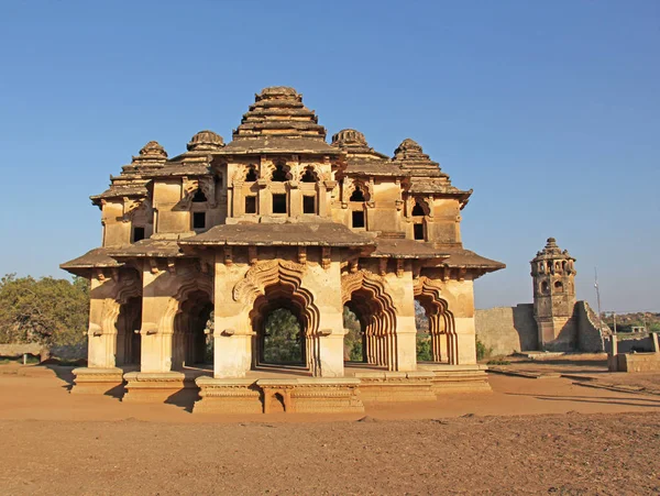 Hampi Karnataka 로터스 Mahal 아치와 상태에서 경로입니다 — 스톡 사진