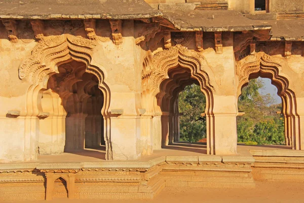 亨比的莲花泰姬陵寺 卡纳卡 美丽的石刻拱门和日落 来自果阿州的一条受欢迎的旅游路线 美丽的印度教寺庙 — 图库照片