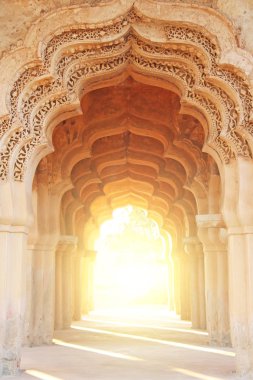 Lotus Hampi, Karnataka, Hindistan Mahal tapınakta. Güzel oyma taş kemer ve günbatımı. Goa devlet popüler turistik rotadan. Güzel hindu Tapınağı.