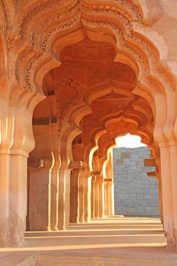 Lotus Hampi, Karnataka, Hindistan Mahal tapınakta. Güzel oyma taş kemer ve günbatımı. Goa devlet popüler turistik rotadan. Güzel hindu Tapınağı.