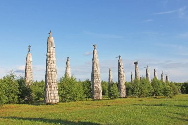 Ahşap heykeller sanat Park Nikola Lenivets içinde. Rusya, Kaluga bölgesi. Mavi gökyüzü ve yeşil çimen.