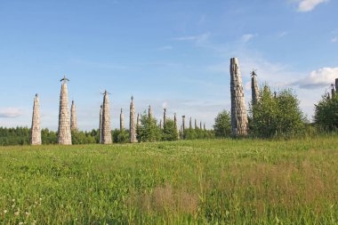 Ahşap heykeller sanat Park Nikola Lenivets içinde. Rusya, Kaluga bölgesi. Mavi gökyüzü ve yeşil çimen.