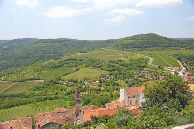 Motovun Town Istria bölgesinde, Hırvatistan eski çatılar