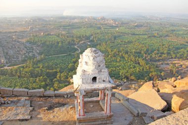 Sunrise Matanga tepe üzerinde Hampi. Yukarıdan, gökyüzünden aerophoto görüntüleyin. Hint Beyaz Tapınak Hampi güneş.