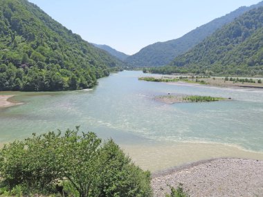 Dağ nehir, panorama, nehir ve yeşil dağların veya hills.