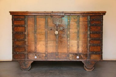 Eski vintage kahverengi ahşap göğüs ve güzel metal parçaları. Kapalı bir sandık dolusu.