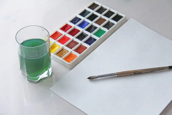 Acquerelli Pennelli Carta Bianca Bicchiere Acqua Disegnare Interessi Creatività — Foto Stock